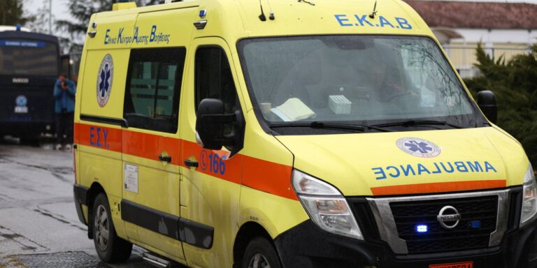 Απώλεια αισθήσεων: 60χρονος καταπλακώθηκε από γεωργικό ελκυστήρα στο Αμπελόφυτο