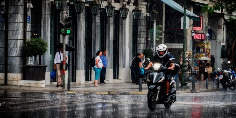 Κόκκινη προειδοποίηση ΕΜΥ: Ισχυρές βροχές, καταιγίδες και θυελλώδεις άνεμοι σε Κρήτη, Εύβοια και Αιγαίο