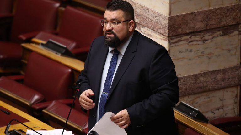 Αθανάσιος Χαλκιάς εντάσσεται στην Ελληνική Λύση: τι σημαίνει η κίνηση για το κέντρο‑δεξιό πολιτικό σκηνικό;