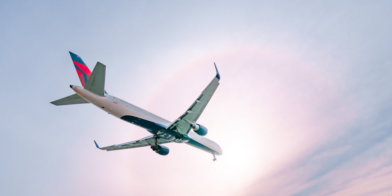 Αναγκαστική προσγείωση Delta Air Lines στο Πόρτο: καπνός στην καμπίνα, 14 επιβάτες με πρώτες βοήθειες