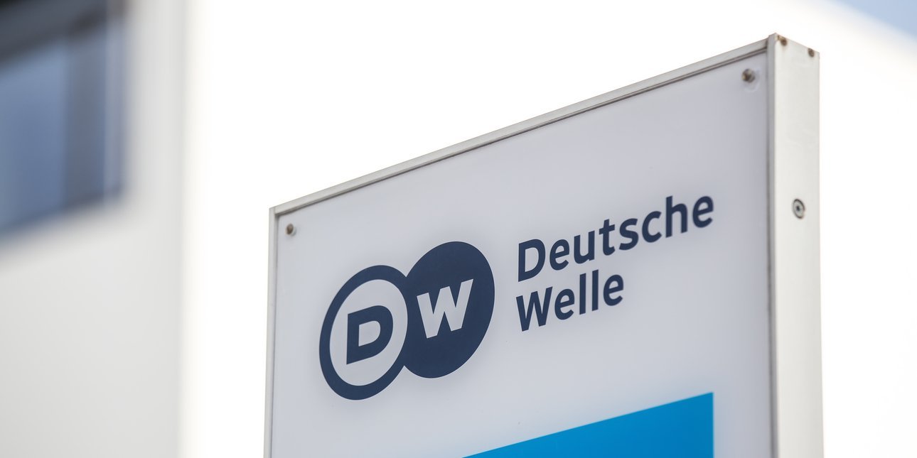 Deutsche Welle: Η ελληνική υπηρεσία παραμένει ανοιχτή – το Ραδιοτηλεοπτικό Συμβούλιο ακυρώνει το λουκέτο