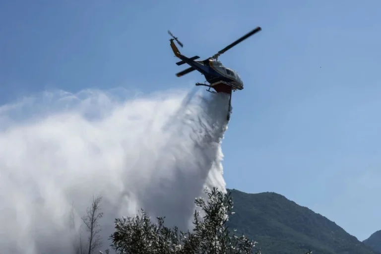 Σπινθήρες στο Στρυμωνικό: 37 πυροσβέστες, ελικόπτερο και αεροσκάφος στην κατασβεστική προσπάθεια