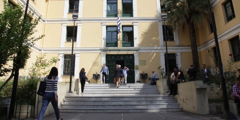 Αθώος ο σύζυγος της γνωστής δημοσιογράφου-παρουσιάστριας: το δικαστήριο εφάρμοσε περιοριστικό όρο διαμονής