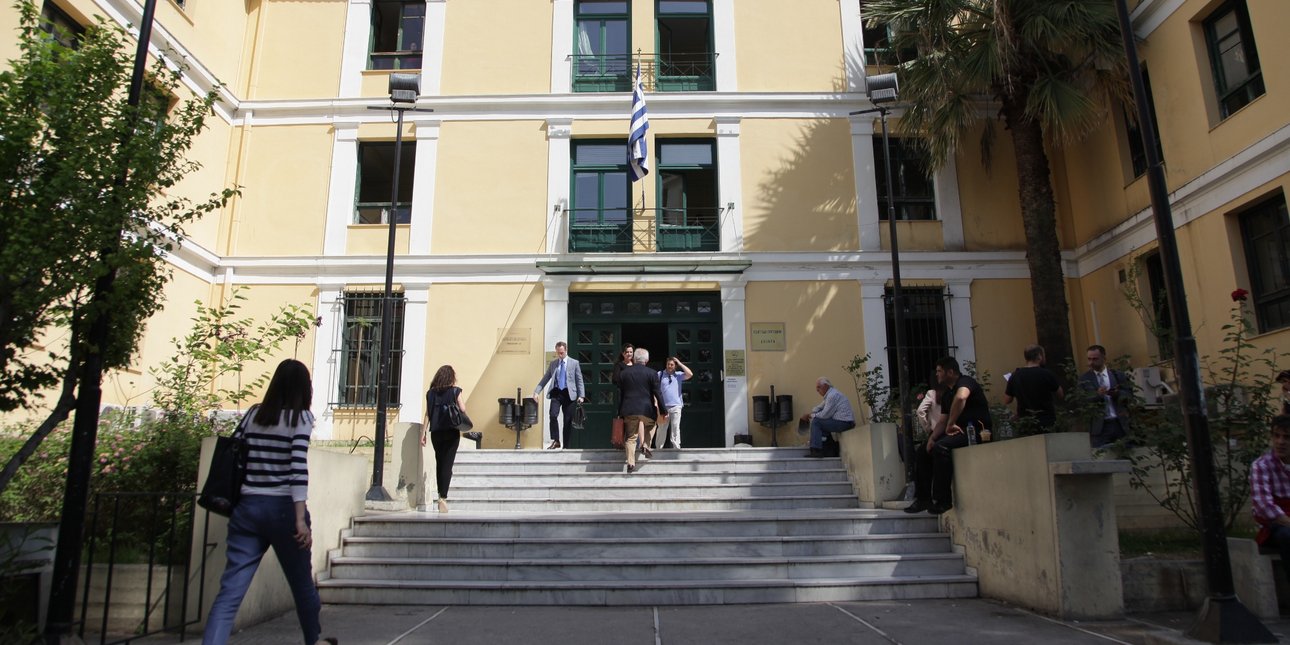 Αθώος ο σύζυγος της γνωστής δημοσιογράφου-παρουσιάστριας: το δικαστήριο εφάρμοσε περιοριστικό όρο διαμονής