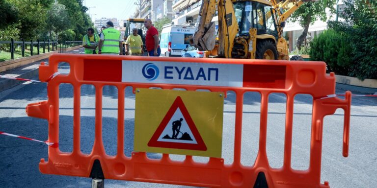 Διακοπή κυκλοφορίας στην οδό Κώστα Βάρναλη στο Χαλάνδρι εξαιτίας θραύσης αγωγού ΕΥΔΑΠ