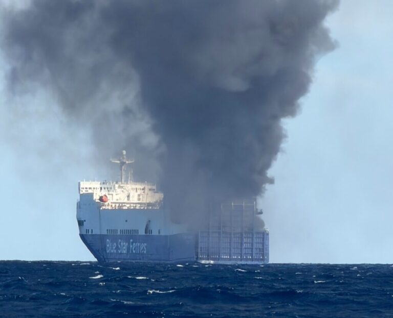 Φωτιά στο οχηματαγωγό του BLUE CARRIER 2 κοντά στη Μύκονο: 29 άτομα διασώθηκαν, 166 φορτηγά σε κίνδυνο