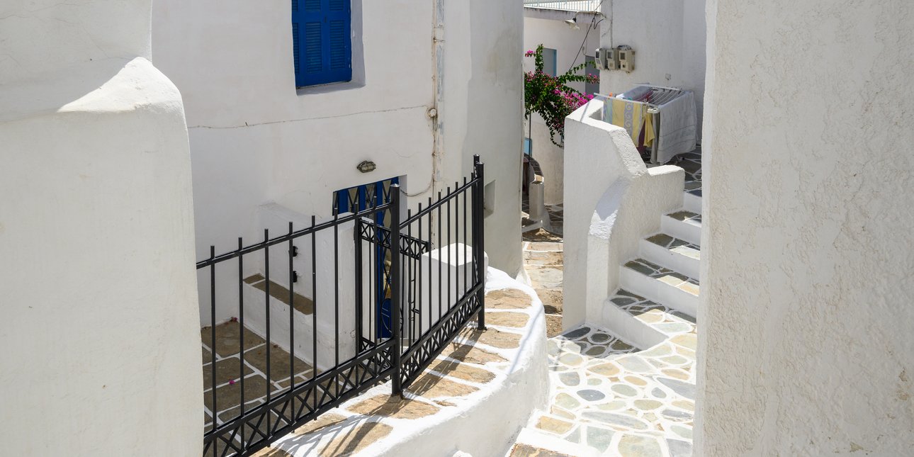 Η Le Figaro ανατρέπει τα στερεότυπα για την Ίο: «Απρόσμενες Κυκλάδες» στα βήματα του Ομήρου