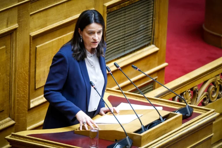 Κεραμέως αποσαφηνίζει τη θέση της για το επίδομα ανεργίας: προσωπική άποψη, όχι κυβερνητική πολιτική