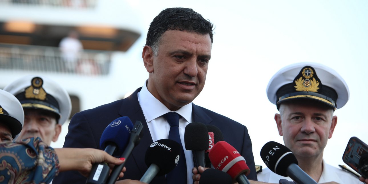 Φωτιά στο φορτηγό‑οχηματαγωγό «BLUE CARRIER 2» κοντά στη Μύκονο: Έλεγχος, εκκένωση και μη απειλή για το περιβάλλον