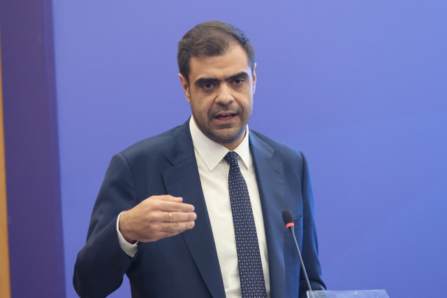 Ο Παύλος Μαρινάκης κατηγορεί το ΠΑΣΟΚ «δορυφόρο» του Αλέξη Τσίπρα: Πώς διαμορφώνεται η πολιτική αντιπαράθεση