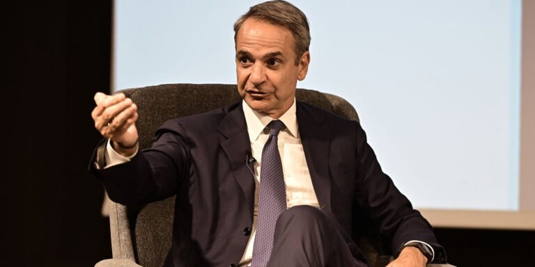 Μητσοτάκης και η «retail politics»: Η ανθρώπινη επαφή ως προτεραιότητα στην εποχή της τεχνητής νοημοσύνης