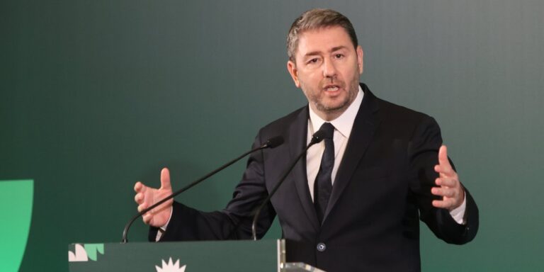 Ανδρουλάκης παρουσιάζει το «συμβόλαιο τιμής» στο βήμα της ΔΕΘ: Τι σημαίνει για την ελληνική οικονομία