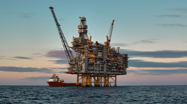 Το πετρέλαιο Brent πέφτει κάτω από τα 100 δολάρια: τιμές, γεωπολιτικές προοπτικές και επιπτώσεις στην ελληνική οικονομία