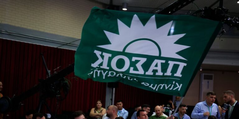 Κυβερνητικός εκπρόσωπος υπό πίεση: ΠΑΣΟΚ απαιτεί αποδοκιμασία του Φρέντι Μπελέρη