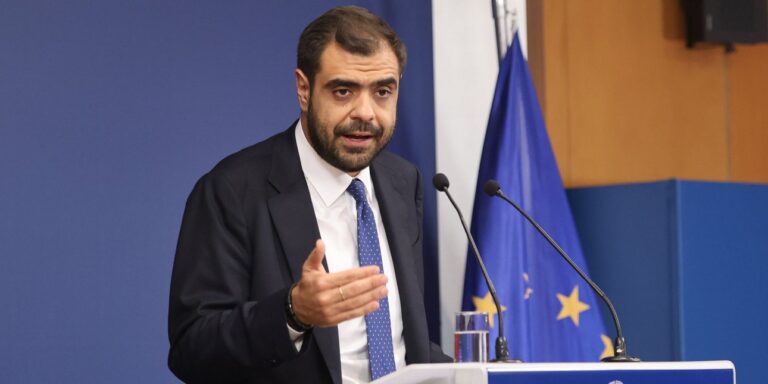 Μαρινάκης κατηγορεί τον Ανδρουλάκη για «βροχή δισεκατομμυρίων» και ανυπαρκτές υποσχέσεις στην 90ή ΔΕΘ