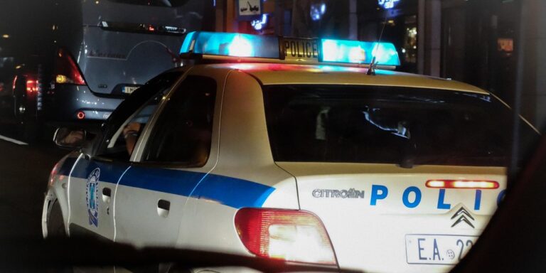 Πυροβολισμοί στα ξημερώματα στην Ανάβυσσο: Δύο κάλυκες και ίχνη αίματος έξω από δημοφιλές beach bar