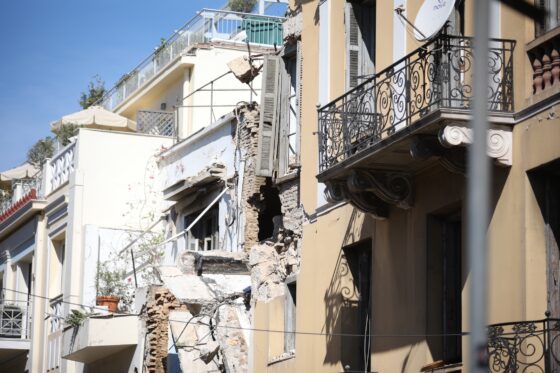 Έκρηξη στην Πλάκα: Θάνατος, πέντε αγνοούμενοι και αβεβαιότητα για τις αιτίες