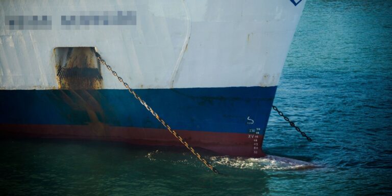 Άγκυρα πλοίου «ΕΛΕΝΗ» μπλοκάρει την έξοδο από το λιμάνι του Πειραιά – Ταξίδια προς Αίγινα σε κίνδυνο