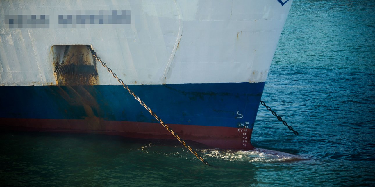 Άγκυρα πλοίου «ΕΛΕΝΗ» μπλοκάρει την έξοδο από το λιμάνι του Πειραιά – Ταξίδια προς Αίγινα σε κίνδυνο