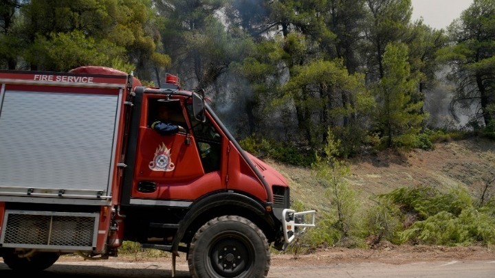 Φωτιές στην Κάρυστο και τη Θήβα: Η εικόνα βελτιώνεται, αλλά παραμένουν διασπασμένες εστίες