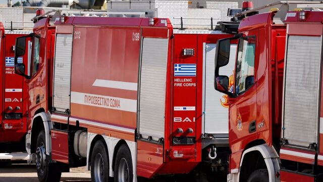 Πυρκαγιά σε βιομηχανικό χώρο στο Βαθύ Χαλκίδας: 18 πυροσβέστες σε μακρά μάχη με τη φλόγα