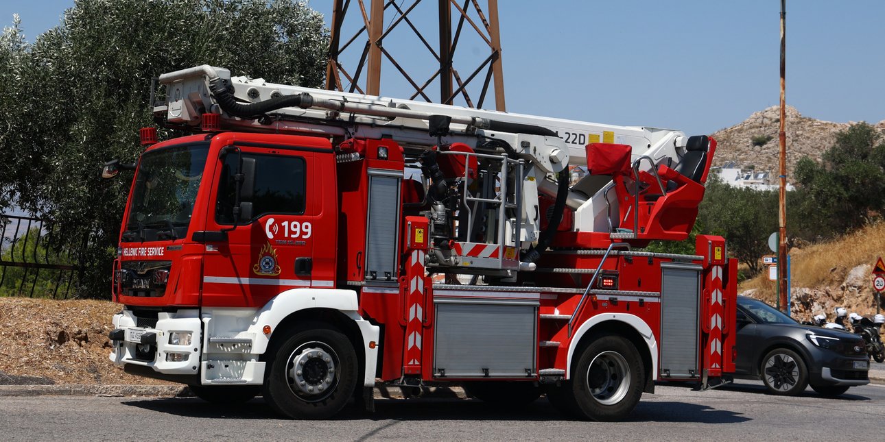 Φωτιά σε εγκαταλελειμμένη μονοκατοικία στην οδό Αλικαρνασσού: 12 πυροσβέστες περιορισμός του κινδύνου