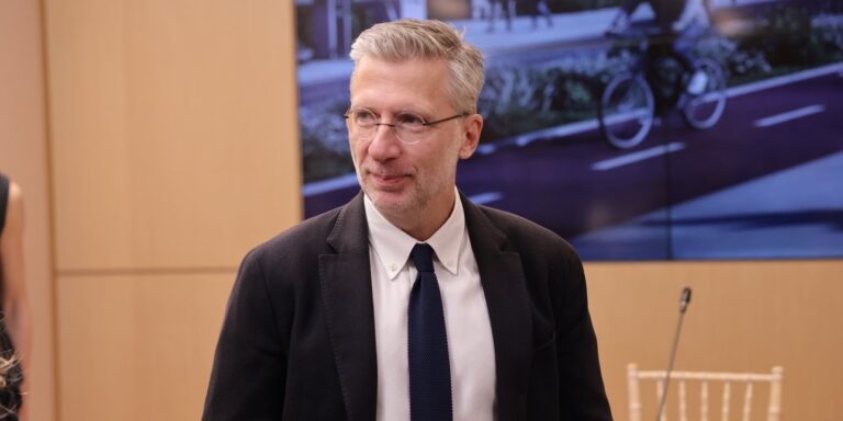 Η πολιτική σταθερότητα ως συσσωρευμένη πρόοδος – Μια ανάλυση του ρόλου του χρόνου και της αποτελεσματικότητας