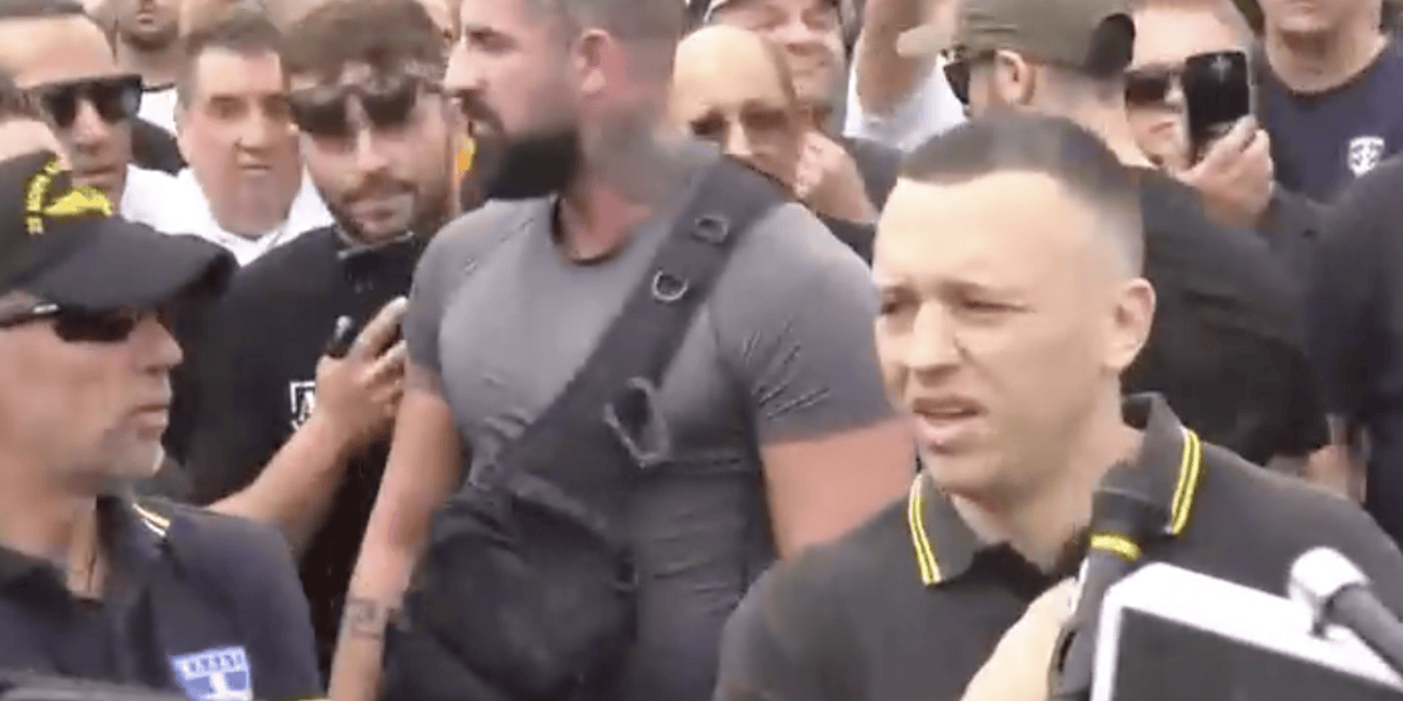 Αποφυλακίστηκε ο Ηλίας Κασιδιάρης: Επιστροφή στη δημόσια σκηνή με εθνικό λογότυπο