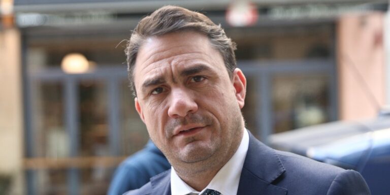 Κώστας Τσουκαλάς κατηγορεί τη ΝΔ για «λαθροχειρίες» και «λάσπη» στη διαχείριση του επιδόματος ανεργίας