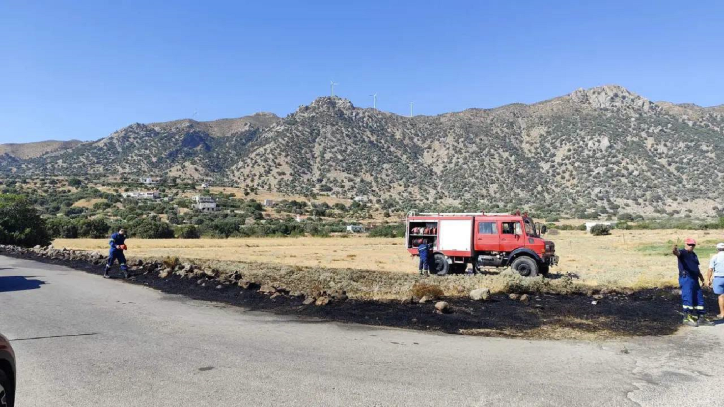 Πυρκαγιά στην Καρδάμαινα της Κω: 15 πυροσβέστες, ελικόπτερο και υδροφόρα πόλεμος ενάντια στη φλόγα