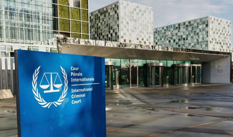 Διεθνής Αμνηστία καλεί τη διεθνή κοινότητα να αντισταθεί στην «υπαρξιακή» επίθεση του Τραμπ κατά του ΔΠΔ
