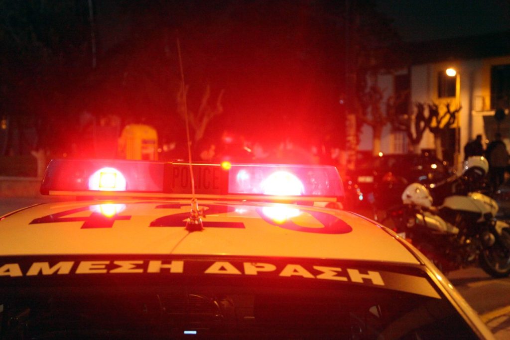 Δύο νεαροί συνελήφθησαν στο Λυκόβρυση μετά από έντονη καταδίωξη για απάτη σε 90χρονη