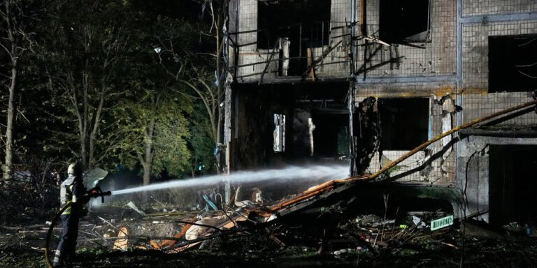 Ρωσικό πλήγμα σε πολυκατοικία του Κιέβου: ένας νεκρός, έξι τραυματίες και εκτεταμένη φωτιά
