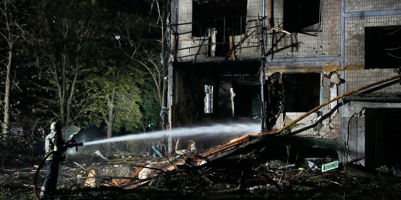 Ρωσικό πλήγμα σε πολυκατοικία του Κιέβου: ένας νεκρός, έξι τραυματίες και εκτεταμένη φωτιά