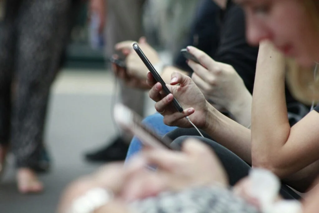 Νομοσχέδιο «μπλόκο» στα social media για ανήλικους κάτω των 15 ετών: η Βουλή ξεκινά τη συζήτηση