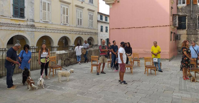 Στην εκκλησία με τα κατοικίδιά τους: Η ευλογία των ζώων στην Κέρκυρα γιορτάζει την Παγκόσμια Ημέρα Ζώων