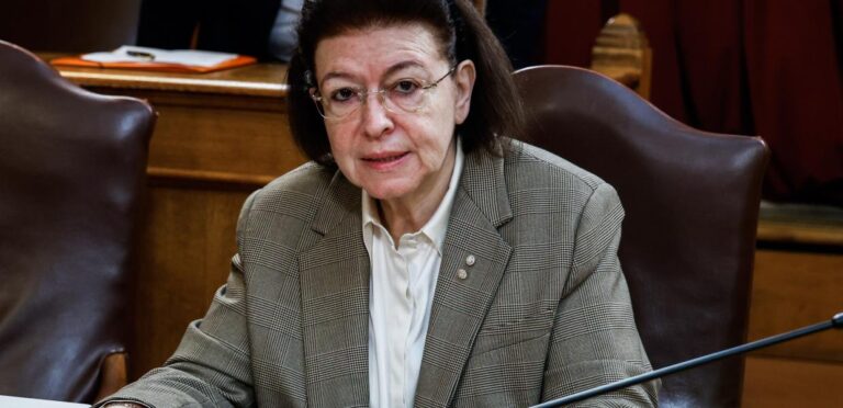 Αφίσα με τη σημαία της Βέρμαχτ πάνω από την Ακρόπολη: Αντίδραση και πολιτική αντιπαράθεση
