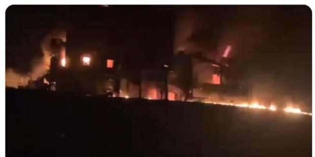 Πετρελαιοφόρο τυλίχθηκε στις φλόγες στα στενά του Ορμούζ μετά από πρόσκρουση σε νάρκη