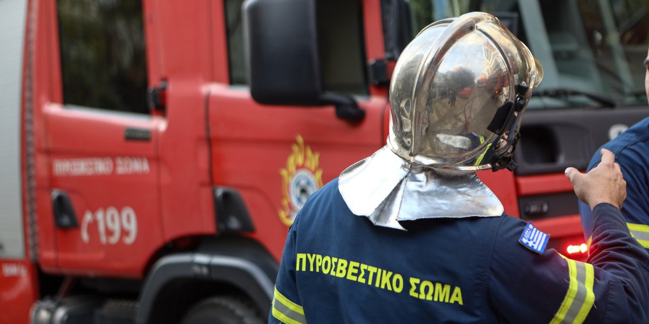 Πυρκαγιά σε χρωματοπωλείο της Τήνου: Δέκα πυροσβέστες αντιμετωπίζουν τη φωτιά