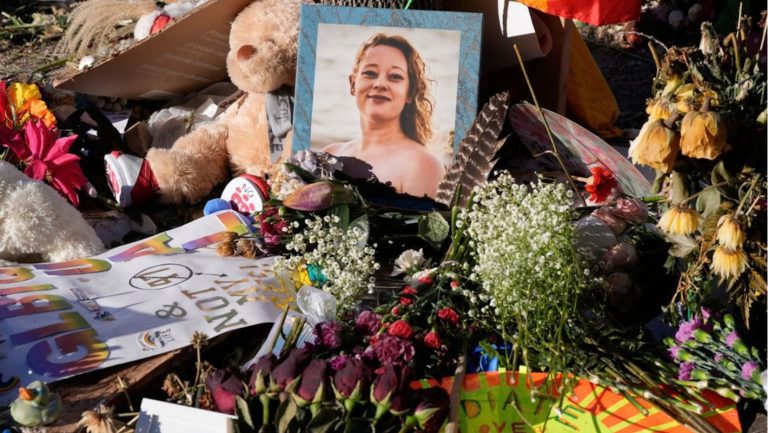 Οικογένεια της Ρενέ Γκουντ καταθέτει αγωγές κατά της κυβέρνησης των ΗΠΑ και της ICE για θάνατο από αμέλεια