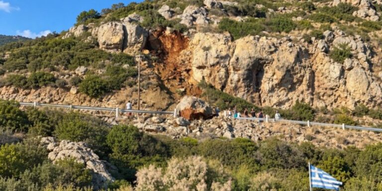 Τεράστιος βράχος έπεσε στον δρόμο προς την παραλία Άντονι Κουίν στη Ρόδο