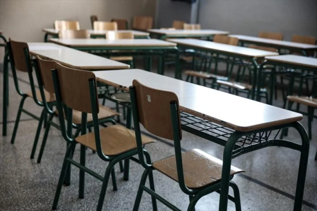 Παράθυρο έπεσε στο κεφάλι μαθητή στο ΓΕΛ Νεοχωρίου: το περιστατικό και οι προκλήσεις για την ασφάλεια των σχολείων