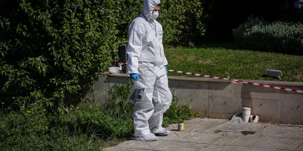 Συναγερμός στη Νίκαια: Βρέθηκε παλιός οπλισμός σε ταράτσα πολυκατοικίας