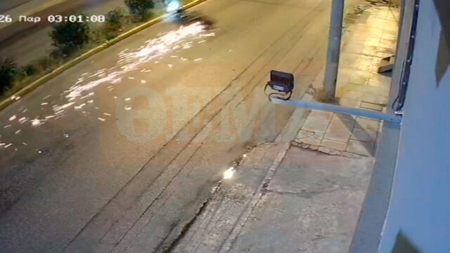 Δύο νέοι χάνουν τη ζωή τους σε τροχαίο στη Θηβών