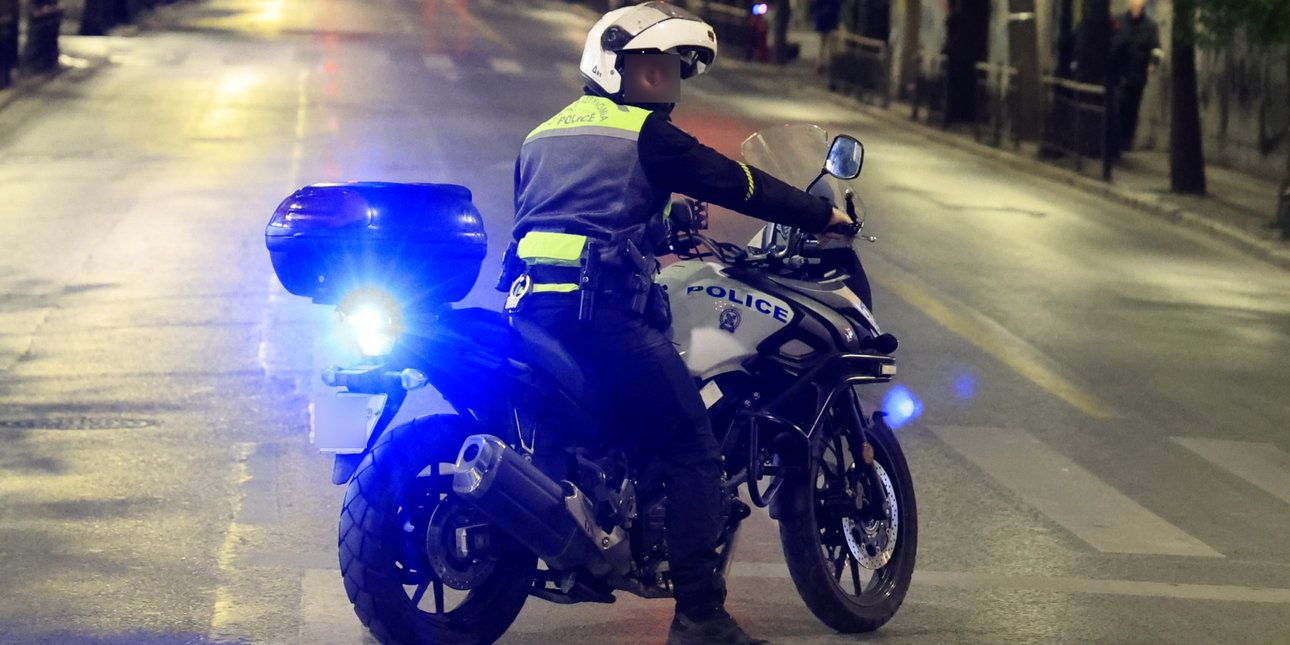 Τροχαίο στο Σπάτα: Οδηγός αυτοκινήτου παρέσυρε τροχονόμο της Κομβος και τον τραυμάτισε ελαφρά